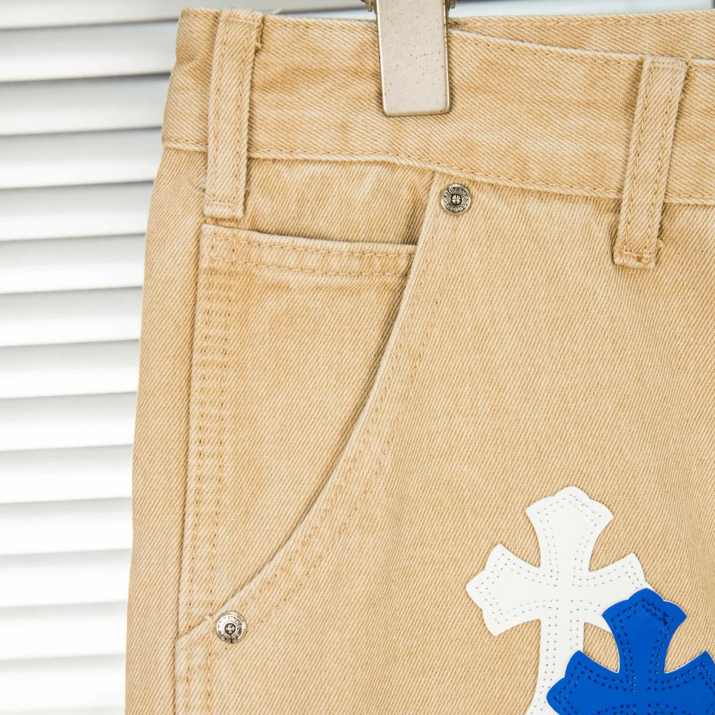 P280 Chrome Hearts khaki denim and white and blue multi-leather popular couple jeans are a hot trend this season and are sought after by countless celebrities and fashionistas. The neat details of the cutting process add color to the playful fashion! The neat and meticulous design, and the well-fitting structure is unique. The upper body not only has outstanding recognition, but also looks younger and younger. A style with the ultimate wearing meaning and performance, gorgeous color matching, and the craftsmanship of this style is also extremely extraordinary. After the finished product is washed, it is disassembled and hand-made with sheepskin cross leather and then spliced ​​together to complete. The whole piece has too many craftsmanship to describe. It is decorated with patchwork cross flowers and high-waisted washed jeans! ! Absolutely high-end luxury product, a god-level single product, a super popular product, made with top heavy industry, a must-see magic weapon that can't be missed. Style number: 1827# Size: 30 32 34 36 Color: Khaki